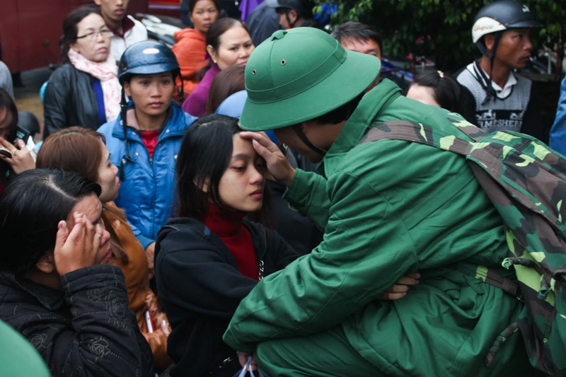 Lưu luyến tiễn người yêu nhập ngũ trong lễ Tình nhân ảnh 11