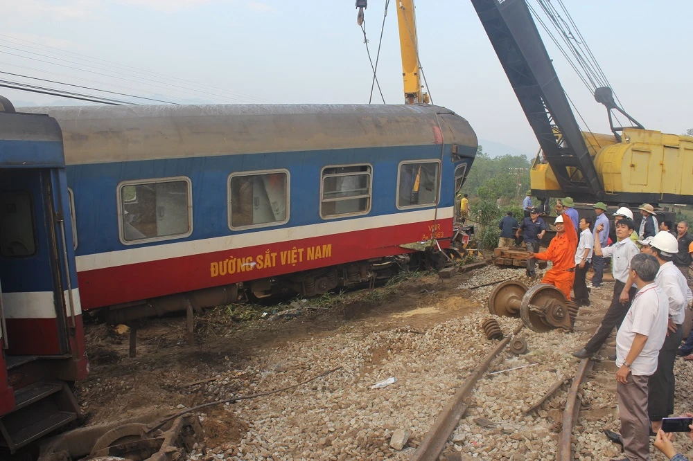 Các toa tàu SE2 bị nạn đã được đưa ra khỏi đường ray ảnh 2