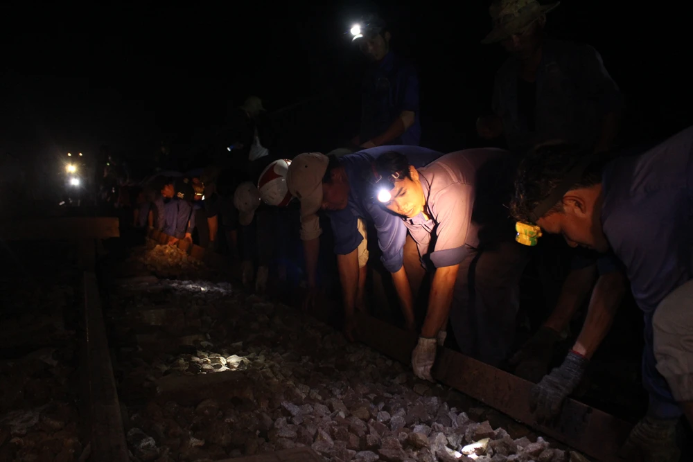 Trắng đêm cứu hộ tàu SE2 gặp nạn tại Huế ảnh 4