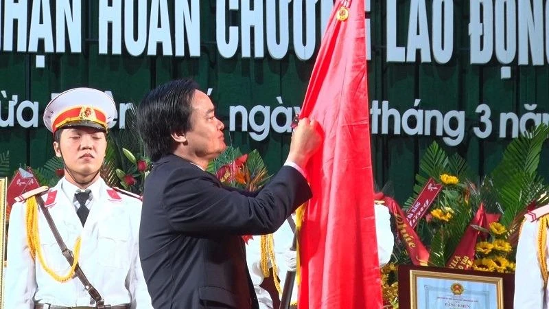 Bộ trưởng Bộ Giáo dục - Đào tạo gắn Huân chương Lao động Hạng nhất.