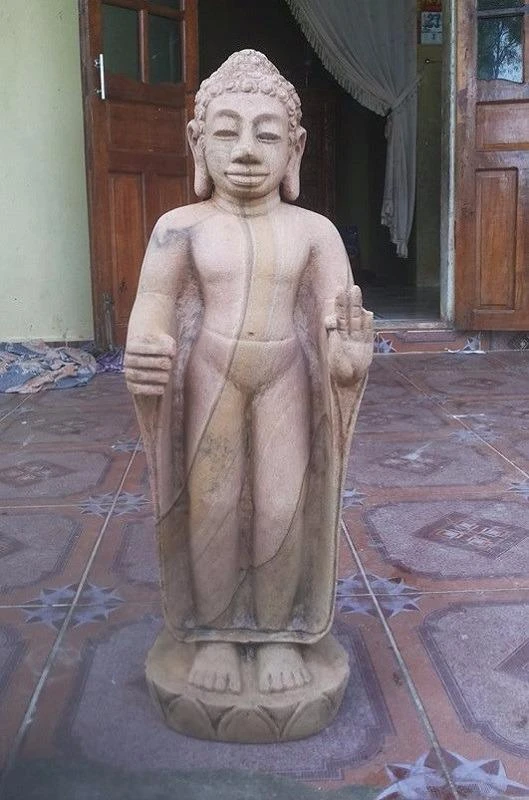 Bức tượng được gia đình ông Tú phát hiện khi đào đất trong vườn nhà.