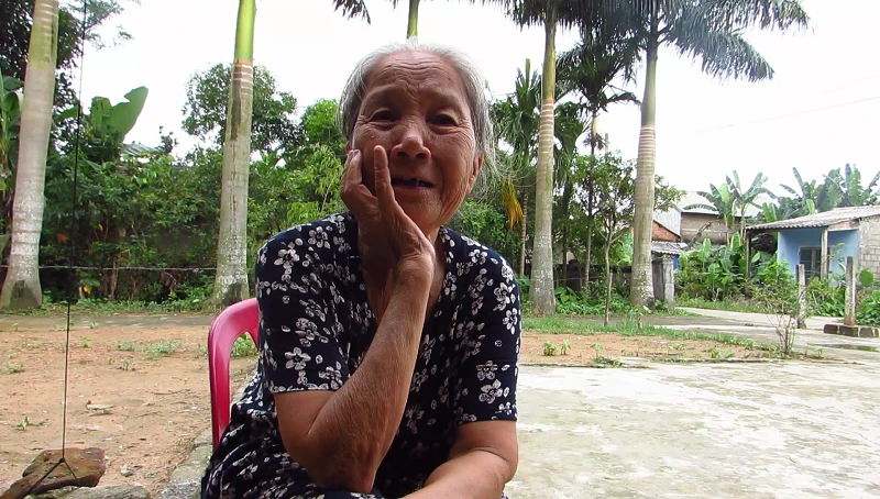 Phạm Thị Luyện đang ngồi đợi cháu mình trở về 