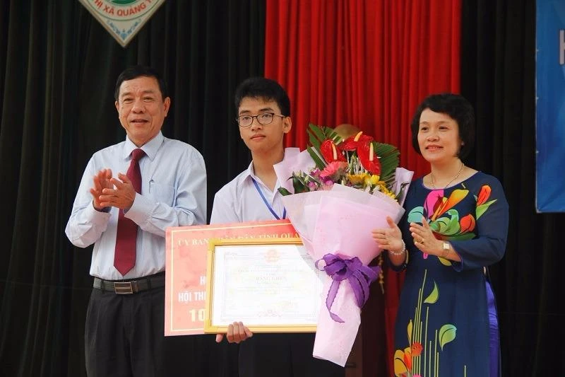 Lãnh đạo tỉnh Quảng Trị tặng hoa và quà cho em Phạm Huy.