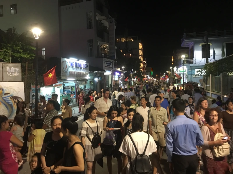 'Phố Tây' Huế hút khách đêm khai trương phố đi bộ ảnh 11