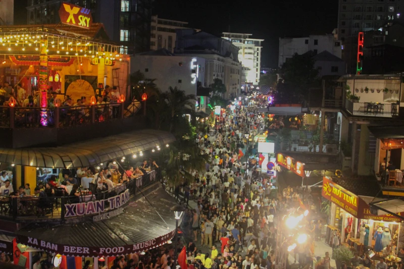 'Phố Tây' Huế hút khách đêm khai trương phố đi bộ ảnh 5