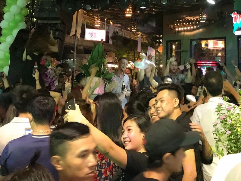 'Phố Tây' Huế hút khách đêm khai trương phố đi bộ ảnh 6