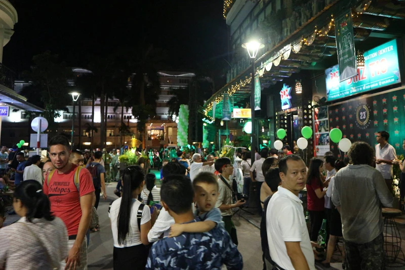 'Phố Tây' Huế hút khách đêm khai trương phố đi bộ ảnh 12