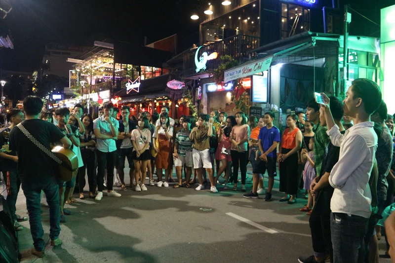 'Phố Tây' Huế hút khách đêm khai trương phố đi bộ ảnh 13