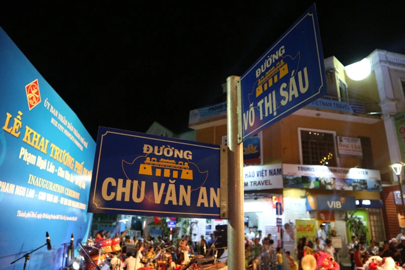 'Phố Tây' Huế hút khách đêm khai trương phố đi bộ ảnh 2