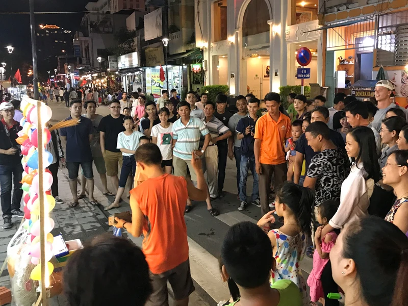'Phố Tây' Huế hút khách đêm khai trương phố đi bộ ảnh 3