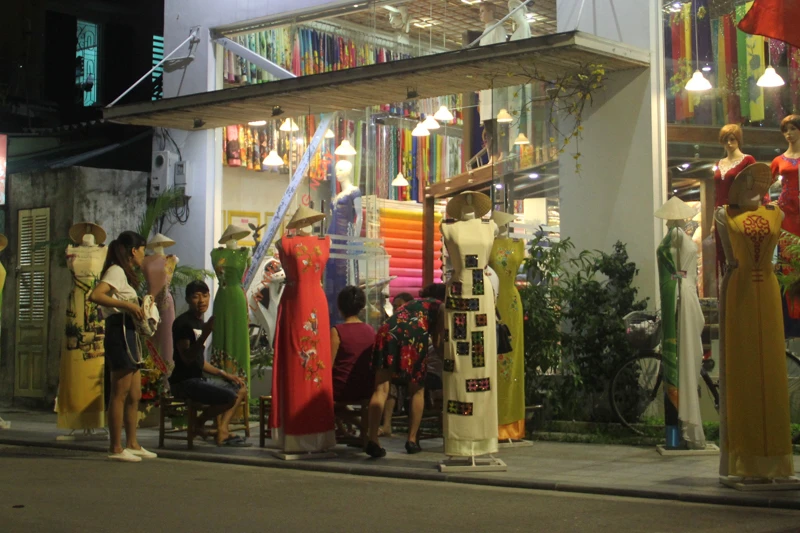 'Phố Tây' Huế hút khách đêm khai trương phố đi bộ ảnh 9