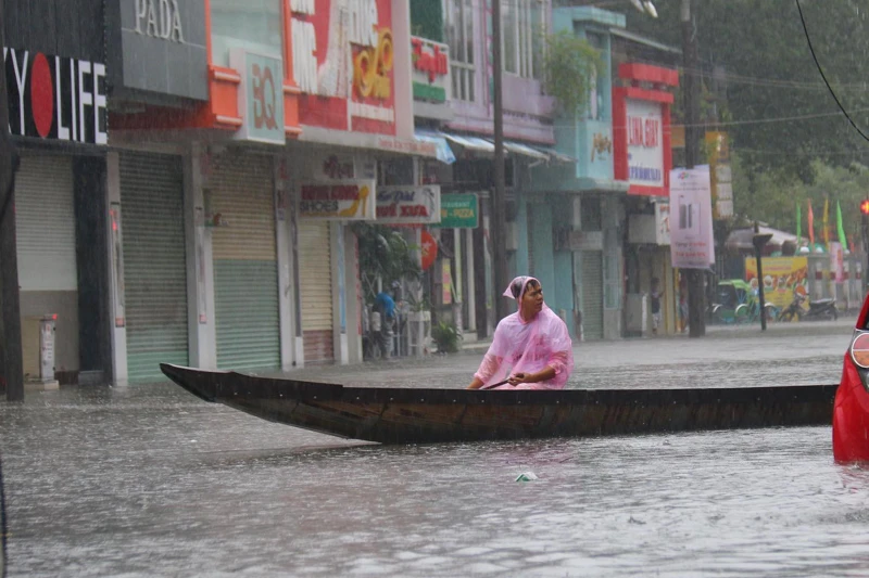 Ngập lụt trên đường phố ở Huế