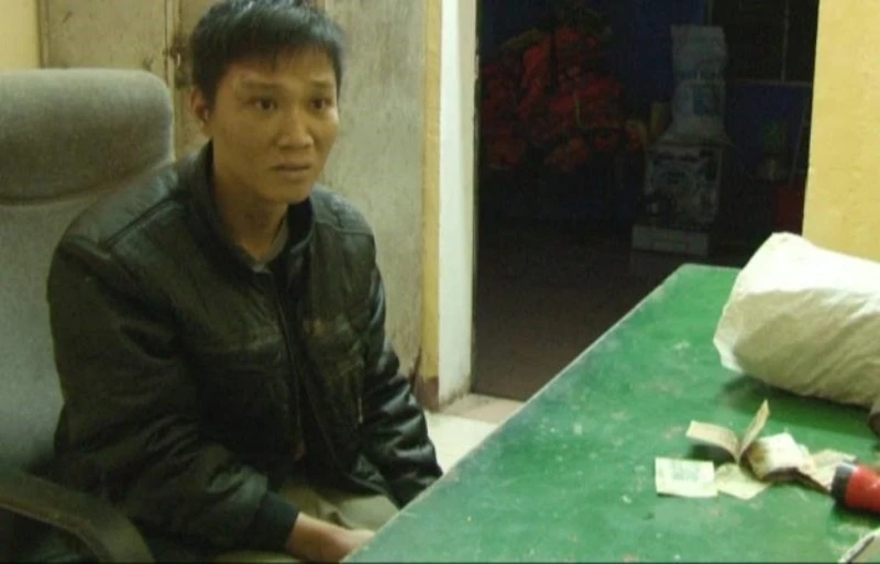 Dùng dao kề cổ tài xế taxi để cướp ngay trong lũ ảnh 1