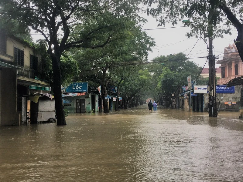 Lũ lên, bốn bề xứ Huế lại ngập trong nước ảnh 1