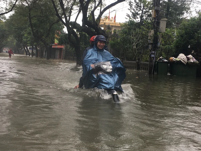 Lũ lên, bốn bề xứ Huế lại ngập trong nước ảnh 4