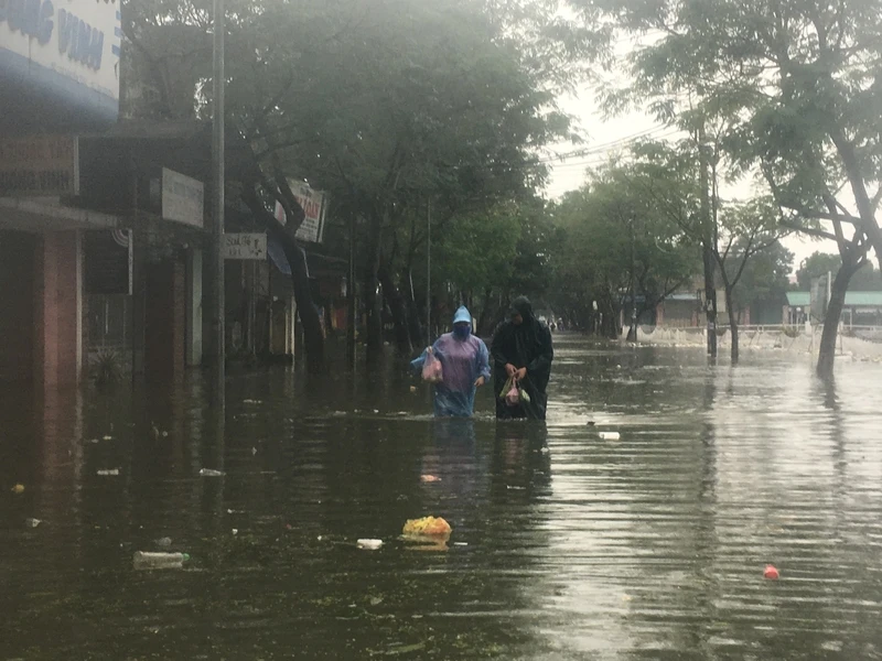 Lũ lên, bốn bề xứ Huế lại ngập trong nước ảnh 6