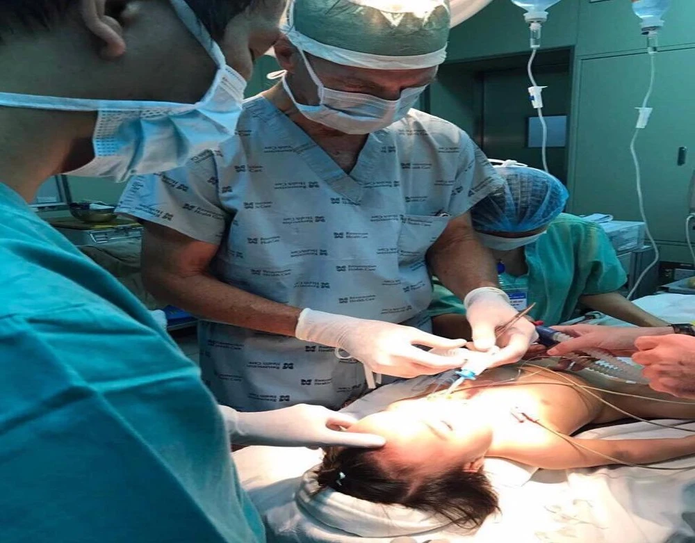 Bác sĩ McKinnon và các cộng sự