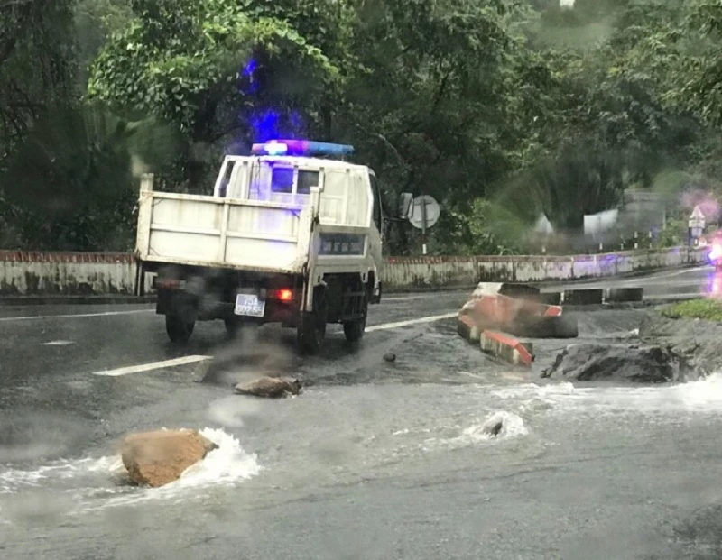 Sạt lở đèo Hải Vân