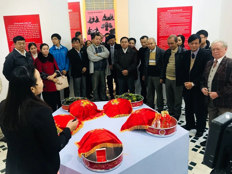 Xem chiếc giường tân hôn trong đám cưới xưa ở Huế ảnh 8