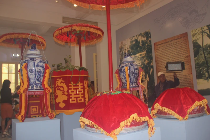 Xem chiếc giường tân hôn trong đám cưới xưa ở Huế ảnh 1