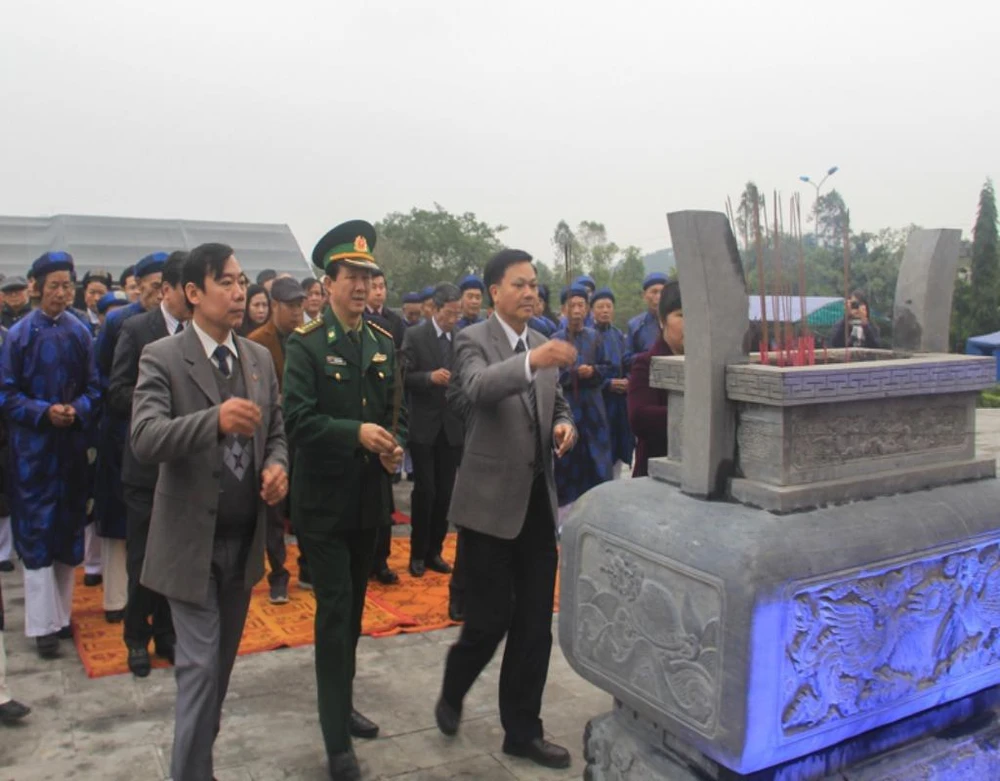 Chính quyền địa phương cùng với người dân dâng hương tại khu tưởng niệm hoàng đế Quang Trung.