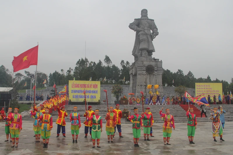 Tái hiện lại cảnh Nguyễn Huệ lên ngôi hoàng đế tại núi Bân