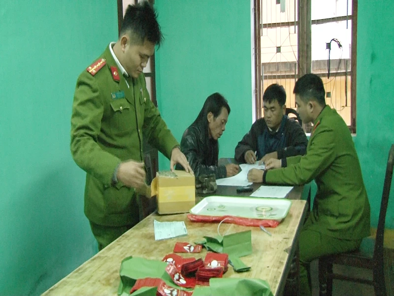 Gói bưu phẩm chứa gần 1 kg cỏ Mỹ ảnh 1