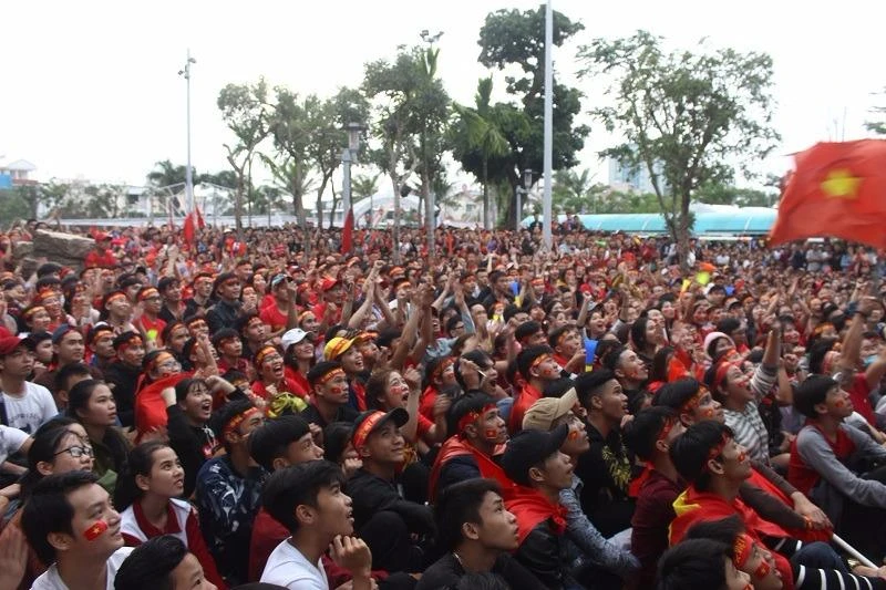 Rất đông người dân có mặt khu giải trí Helio Center (TP. Đà Nẵng) để theo dõi trận đấu.