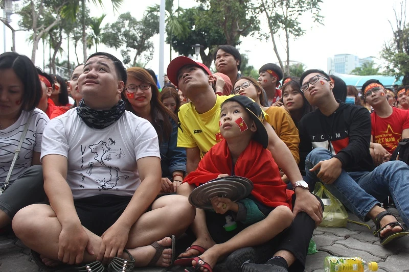 Có rất đông các cổ động viên nhí chăm chú theo dõi và cổ vũ cho đội tuyển U23.