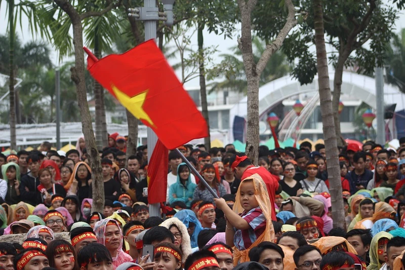 CĐV nhí hào hứng phất cờ làm cho không khí tại trung tâm giải trí Helio Center náo động hơn.