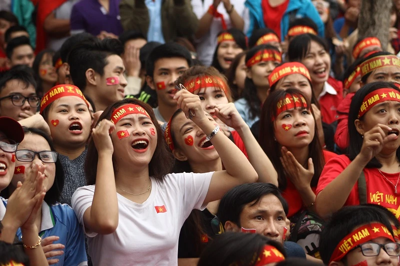 Hàng ngàn người cùng theo những cung bậc cảm xúc của trận đấu.