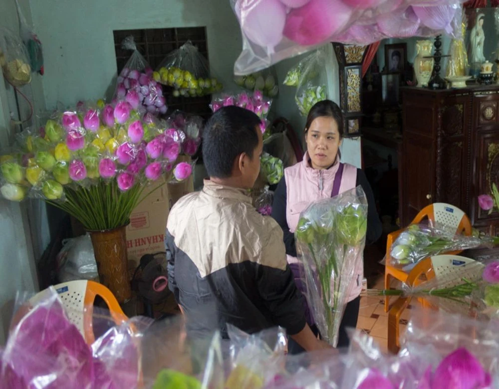 Anh Nguyễn Hiếu (34 tuổi, cơ sở hoa giấy Nguyễn Hóa)