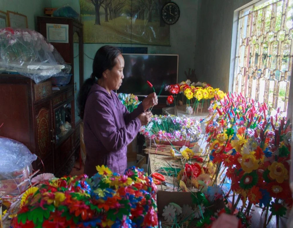 làm hoa giấy Thanh Tiên