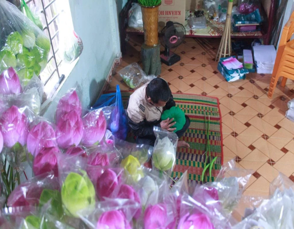 Cách trung tâm thành phố Huế 10 km, làng hoa giấy Thanh Tiên đang rộn rã vào vụ để phục vụ khách dịp Tết.