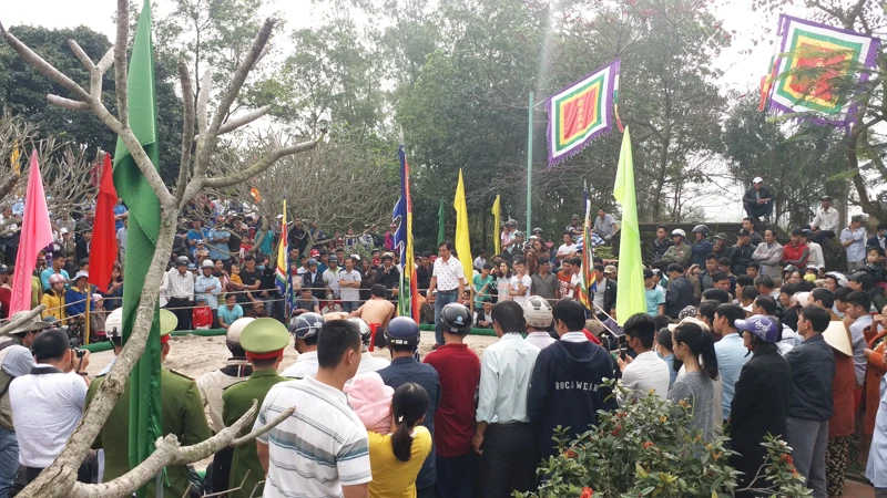 Nô nức xem đô vật xứ Huế tranh tài ảnh 1