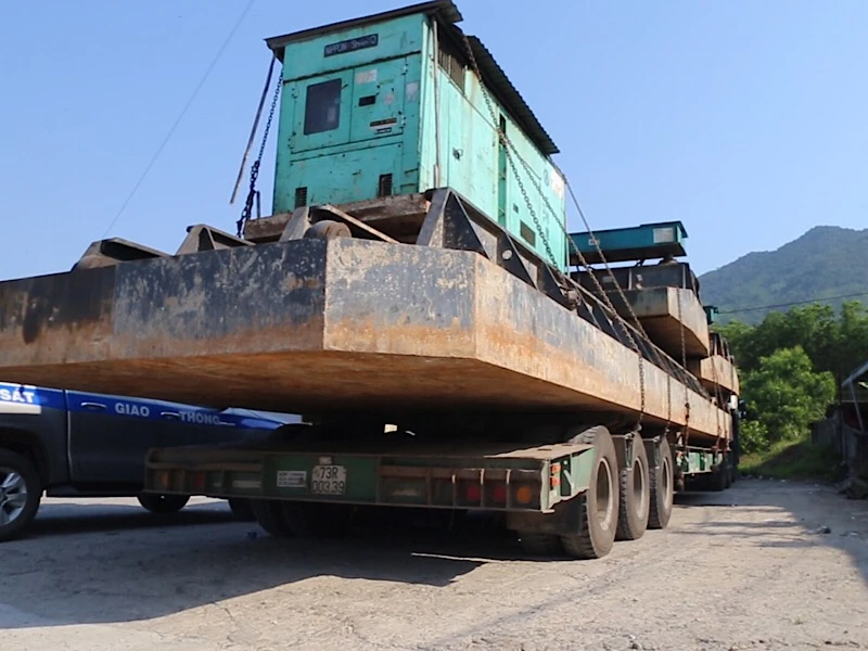 2 xe chở hàng 'khủng' bị phạt hơn 77 triệu đồng ảnh 1