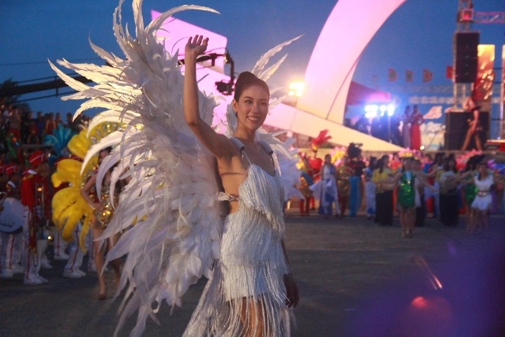 Ngắm dàn người đẹp diễu hành trên đường phố Đồng Hới ảnh 9