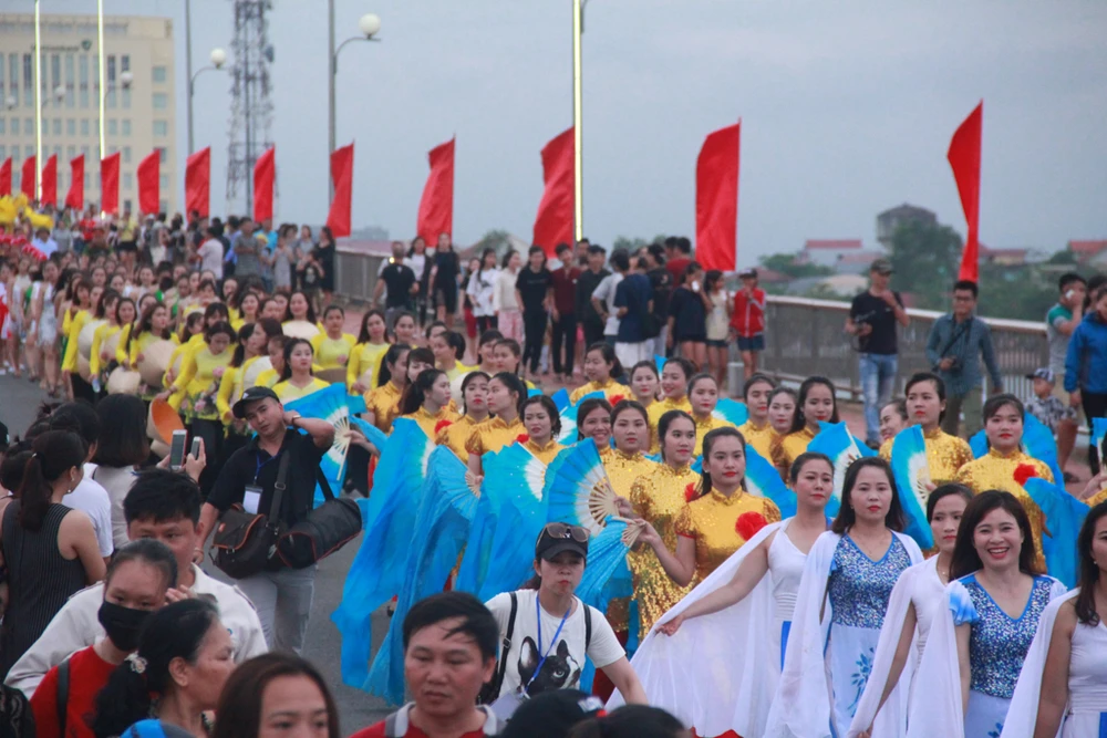 Ngắm dàn người đẹp diễu hành trên đường phố Đồng Hới ảnh 8