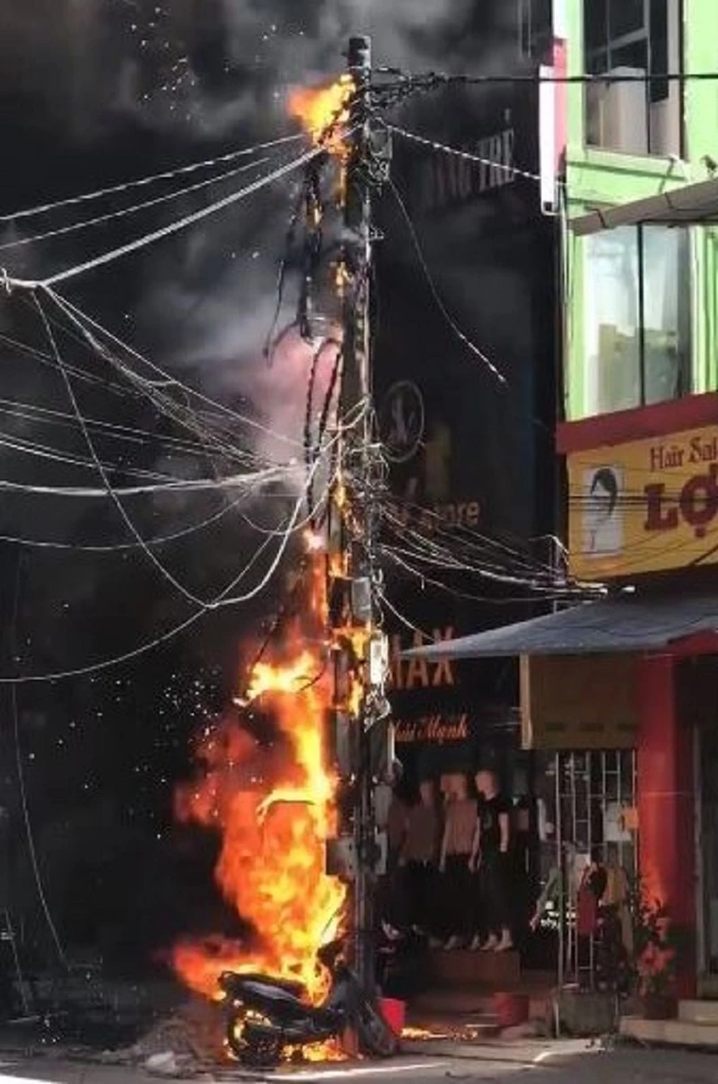 Trụ điện bất ngờ phát hỏa, xe máy đùng đùng cháy theo ảnh 1