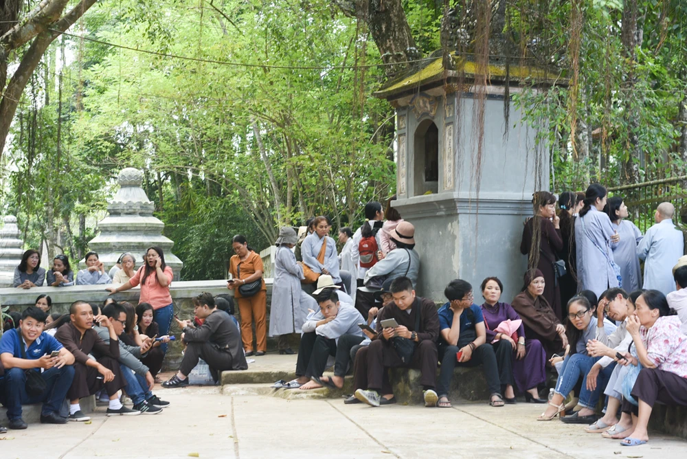 Phật tử đổ về chùa mong gặp thiền sư Thích Nhất Hạnh ảnh 3