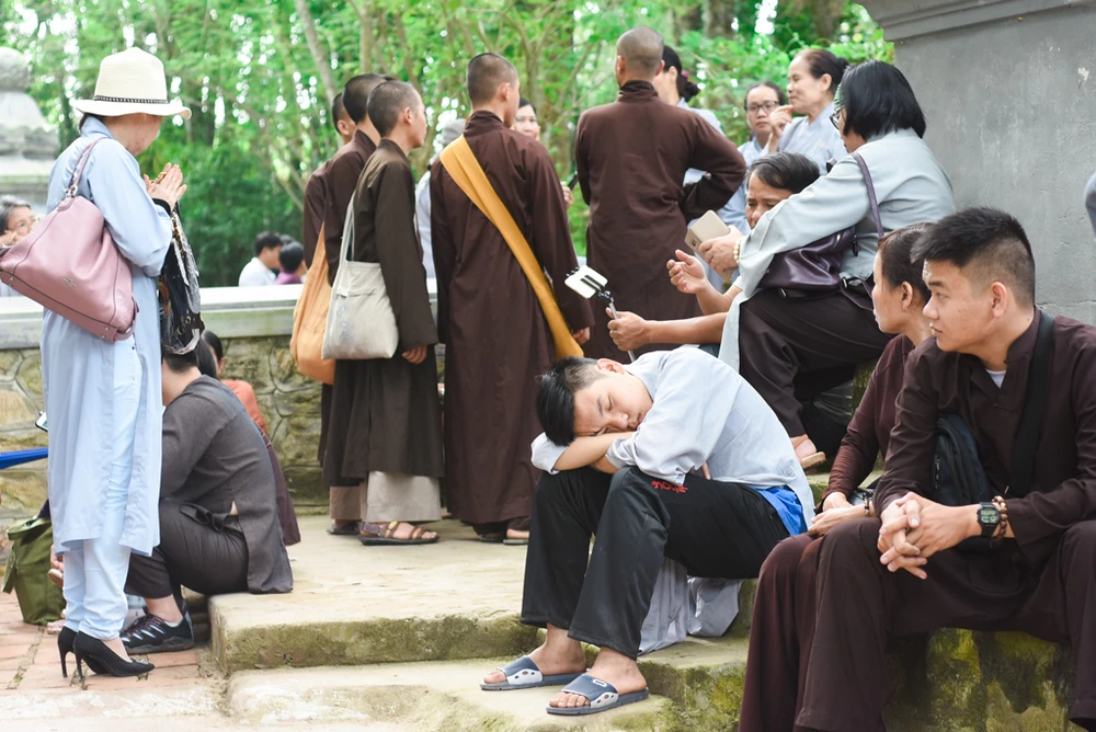 Phật tử đổ về chùa mong gặp thiền sư Thích Nhất Hạnh ảnh 7