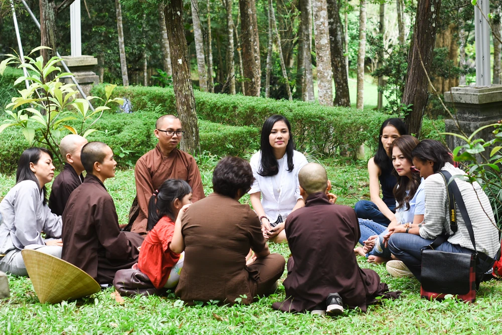 Phật tử đổ về chùa mong gặp thiền sư Thích Nhất Hạnh ảnh 8