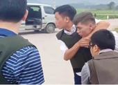 Video: Cảnh sát bắt 2 kẻ ôm vũ khí nóng và trẻ em trong ô tô