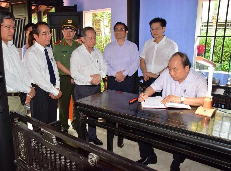 Thủ tướng dâng hương tại nhà lưu niệm Chủ tịch Hồ Chí Minh ảnh 2
