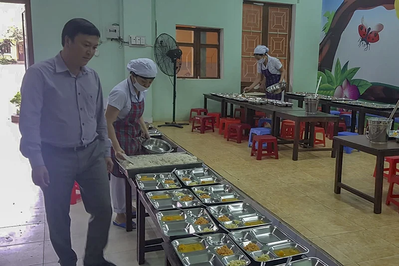 Nhà trường phản bác thông tin có dòi trong thịt gà ảnh 1