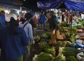 Người dân chen chân trong chợ đầu mối lúc nửa đêm