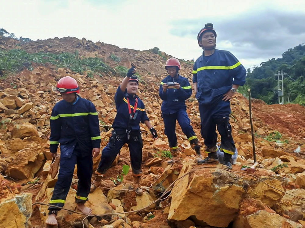 Nửa quả núi lớn đã đổ ập xuống thủy điện Rào Trăng 3 ảnh 3