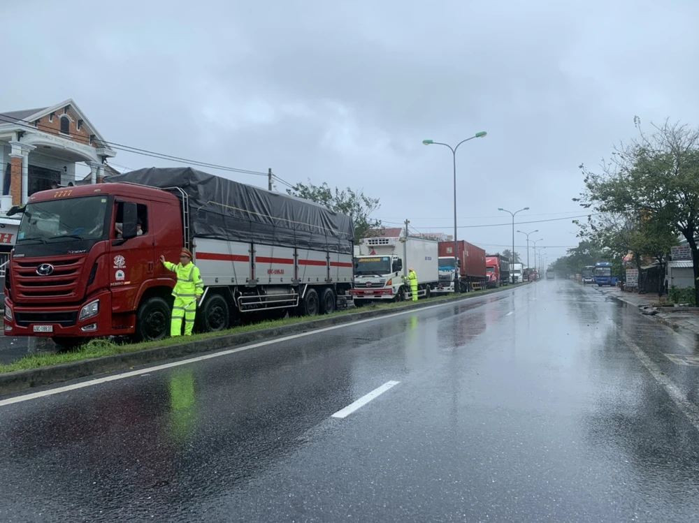 Người dân nấu cơm cho tài xế, hành khách dừng xe tránh bão ảnh 2