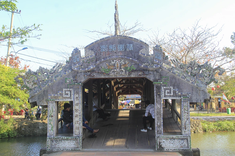 Hình ảnh cầu ngói Thanh Toàn 245 tuổi trước và sau trùng tu ảnh 9 Cầu ngói Thanh Toàn xây dựng năm 1776 theo kiểu “thượng gia hạ kiều” (trên là nhà, dưới là cầu), được công nhận là di tích cấp quốc gia vào tháng 7.1990. 1