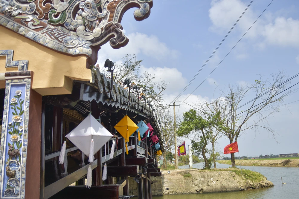 Hình ảnh cầu ngói Thanh Toàn 245 tuổi trước và sau trùng tu ảnh 4 Khởi công từ ngày 1.4.2020, dự kiến hoàn thành vào cuối tháng 2.2021, công trình bảo tồn, tu bổ và tôn tạo di tích lịch sử cấp quốc gia cầu ngói Thanh Toàn được UBND tỉnh phê duyệt có tổng mức đầu tư hơn 10 tỉ đồng. 2